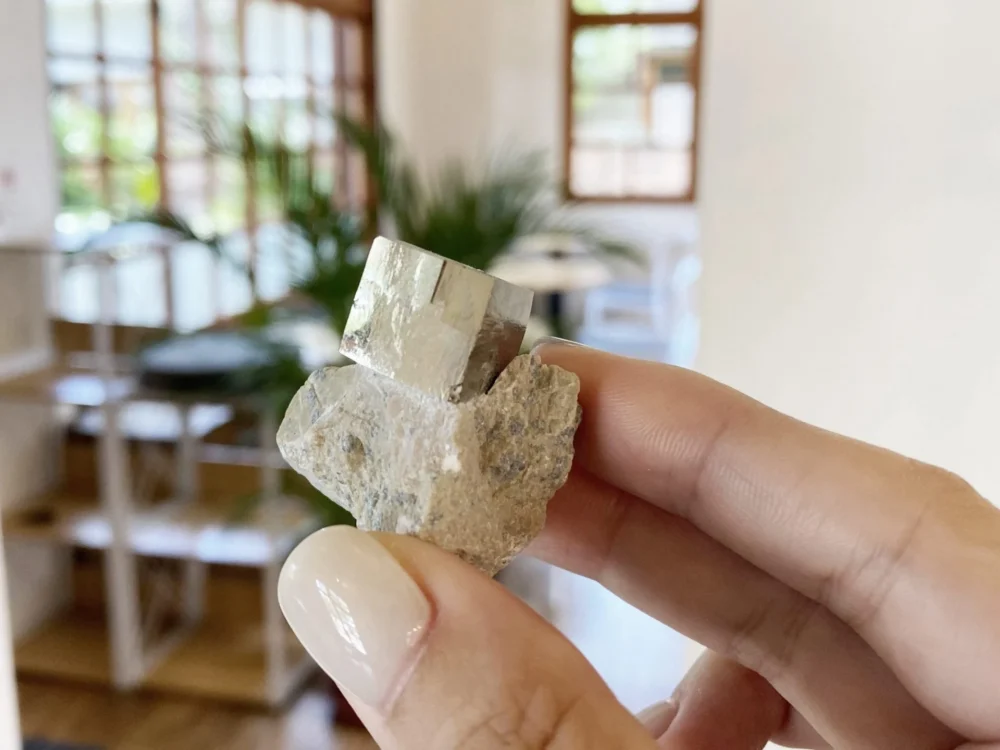 手上拿著一顆標準款西班牙黃鐵礦