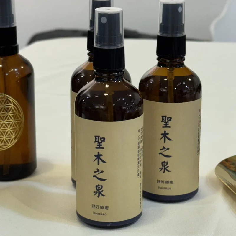 桌上幾瓶聖木之泉聖木純露