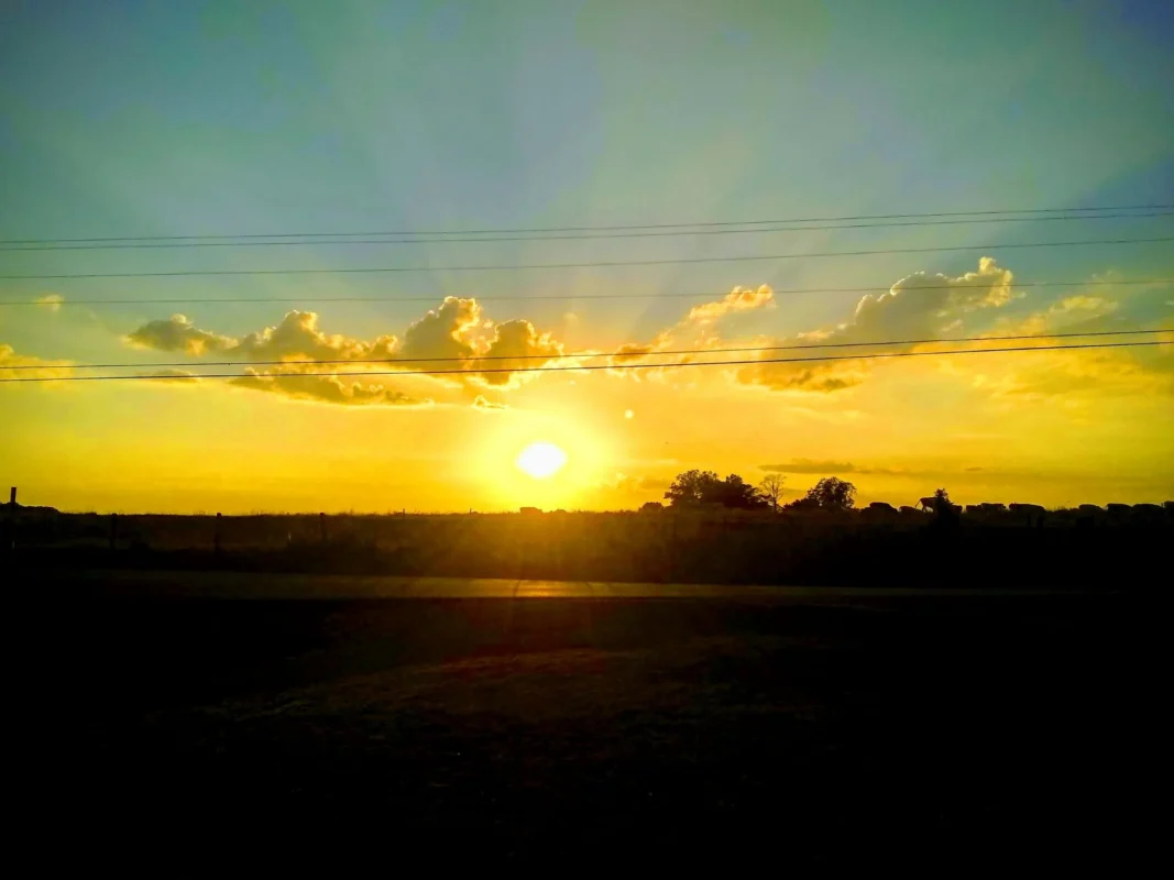 夕陽從地平線上的雲層間灑出光芒