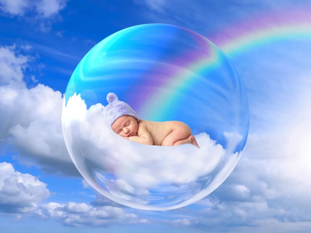 嬰兒睡在泡泡裡的雲朵上，旁邊有一道彩虹