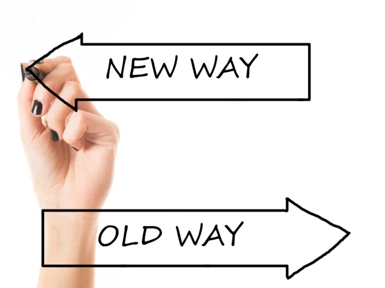 手寫的 NEW WAY 與 OLD WAY 兩個相反方向的箭頭
