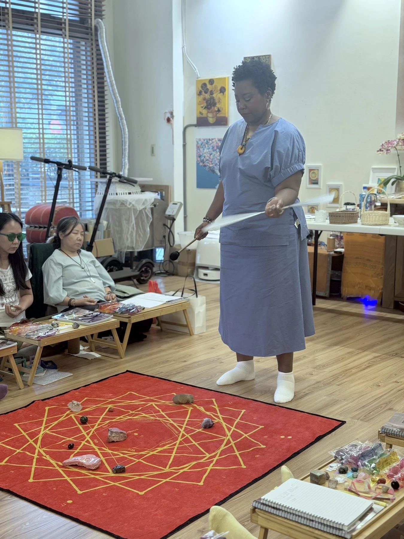 Shirlyn Wright 在課堂上講解