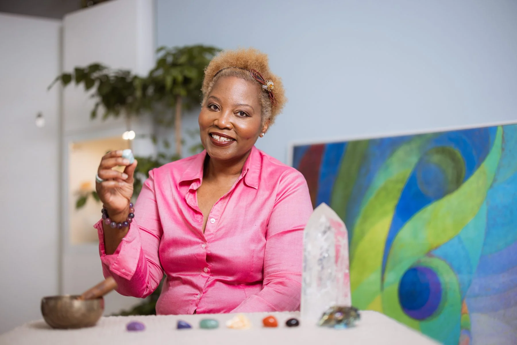 Shirlyn Wright 手持水晶,桌上一排晶礦