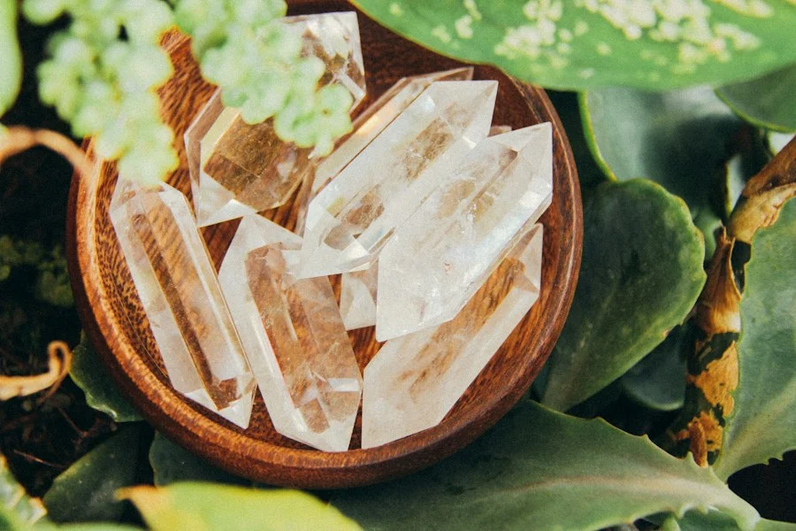 木碗裡的透明水晶柱