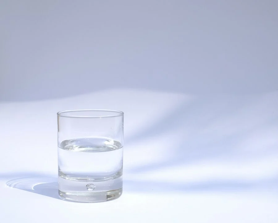 陽光下的一杯清水